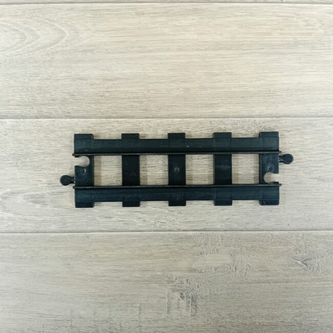 Duplo zwarte treinrails recht