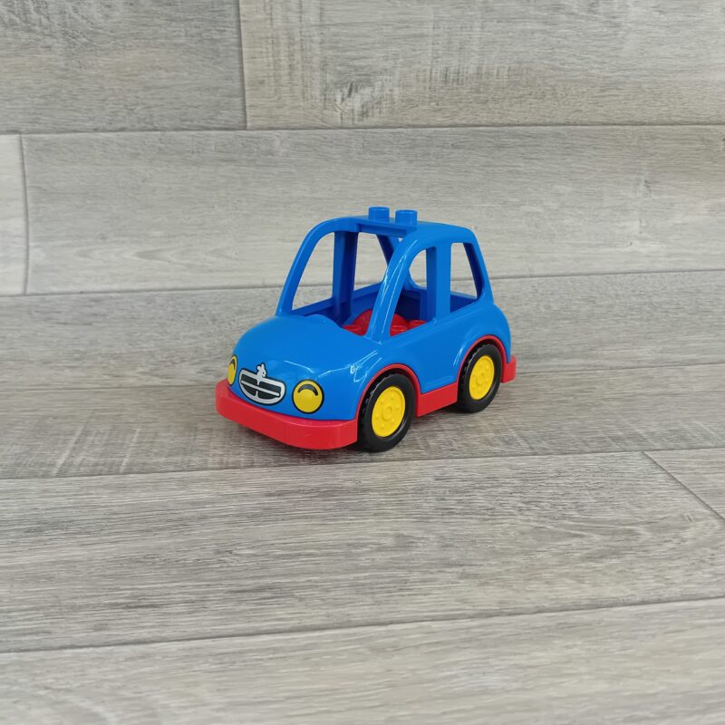 Duplo blauwe auto met rood onderstel