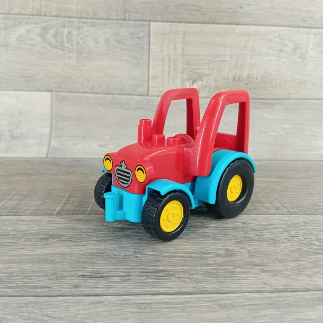 Duplo rode tractor met medium azuurblauw onderstel met trekhaak