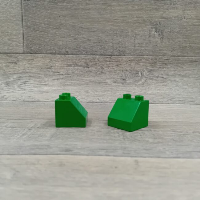 Duplo 2 nops blok met 1 schuine kant groen