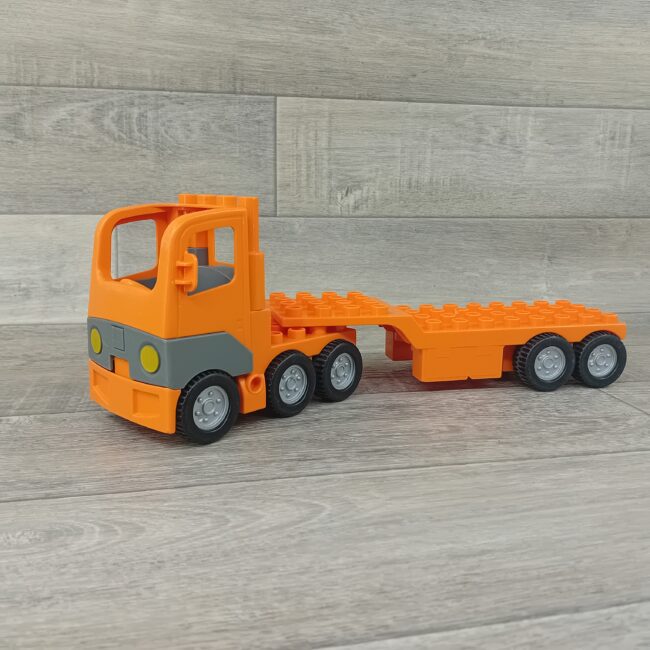 Duplo oranje vrachtwagen met oplegger