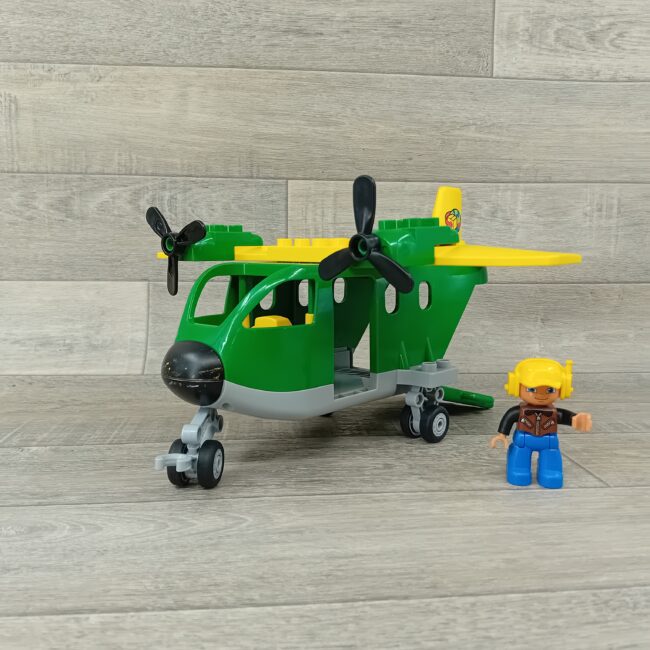 Duplo groot groen vrachtvliegtuig met piloot
