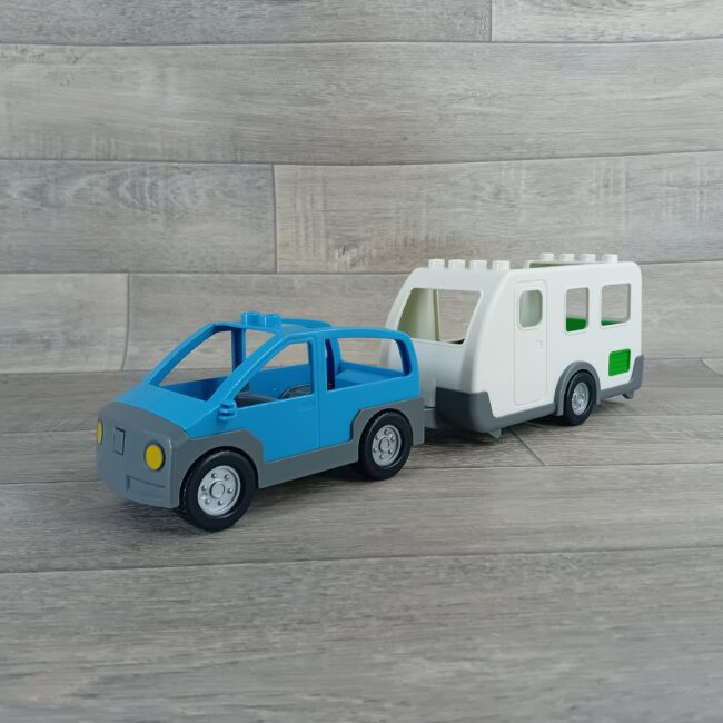 Duplo blauwe auto met caravan